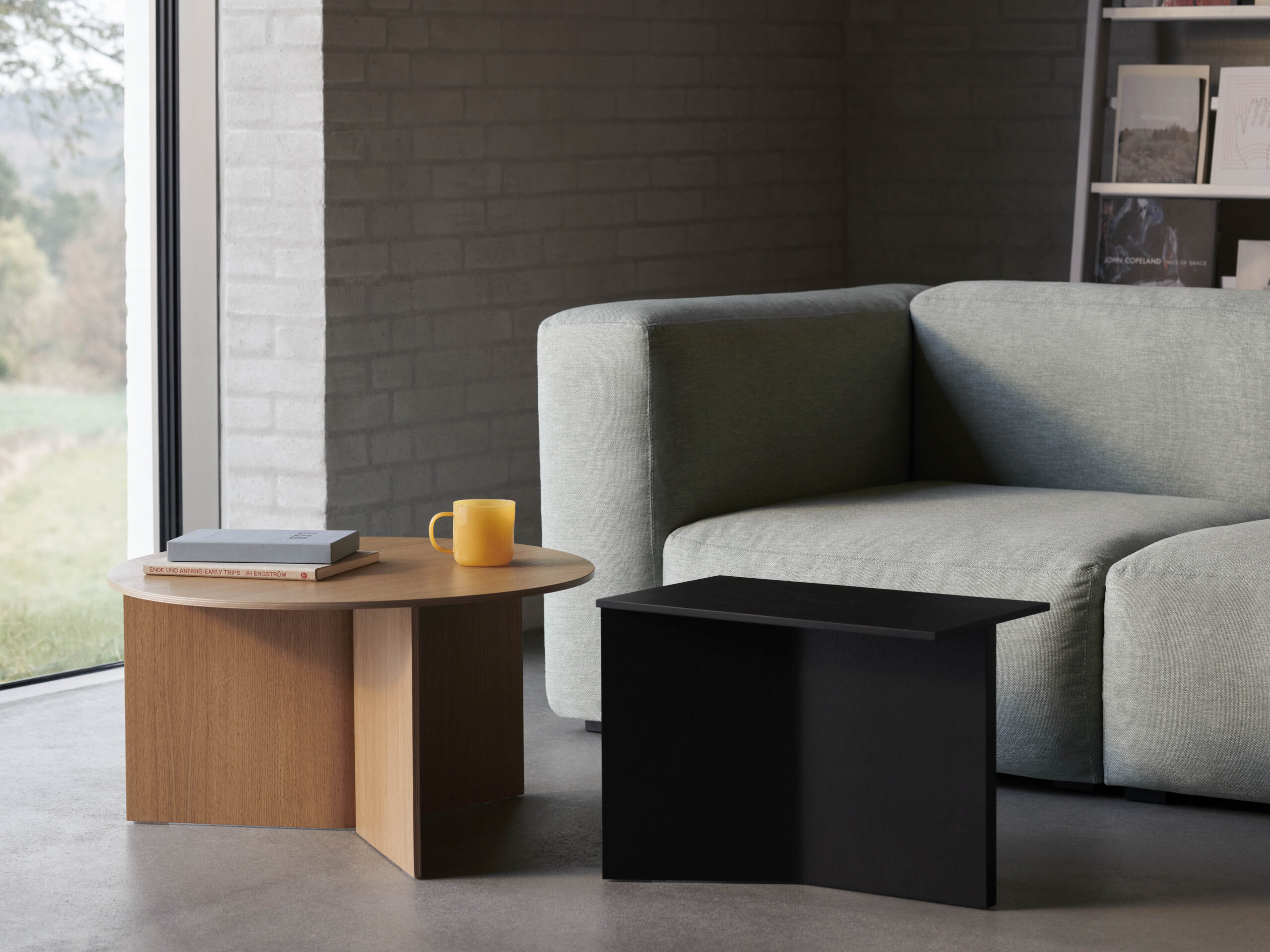Slit-Table-Wood-Round-XL-wb-lacquer-oak_Slit-Table-Wood-Oblong-black-wb-lacquer-oak.jpg